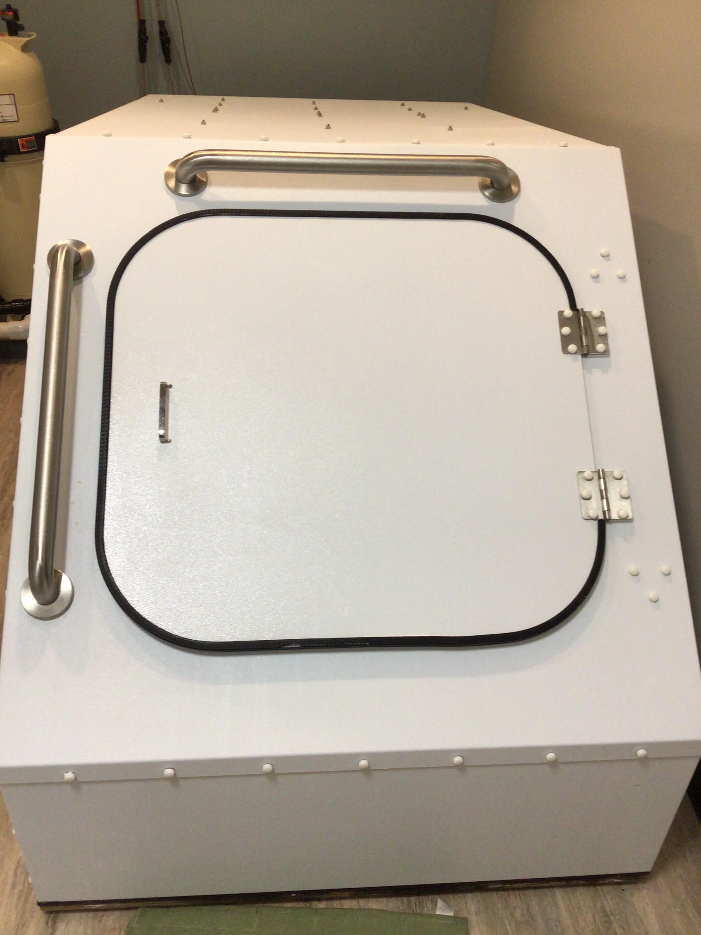 Escape Pod compact float tank